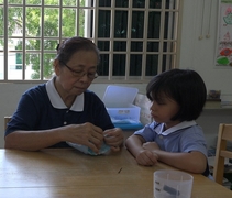 蔡美香阿嫲利用自己擅長的縫紉技術，給孩子縫製無私的愛。【攝影者 : 劉智淵】