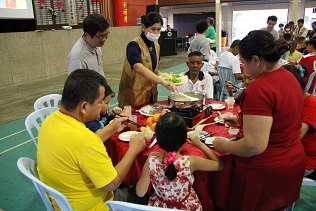 志工們親手準備淨斯火鍋湯底，讓照顧戶們享用。【攝影者：蔡東湘】