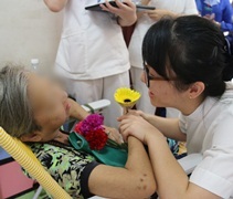 護士洪佩雯送花給徐秀玉，感謝她以奉獻自己的身體，讓大家學習。【尤靜蓓（慮忱）】