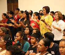 歲末結束前，村民與志工一起演繹泰語版的《一家人》手語。【攝影者 :洪愛惜（慈菁）】