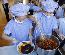 在老師的協助下，孩子親手自製素食飯盒。【攝影者：鄺奕謙】