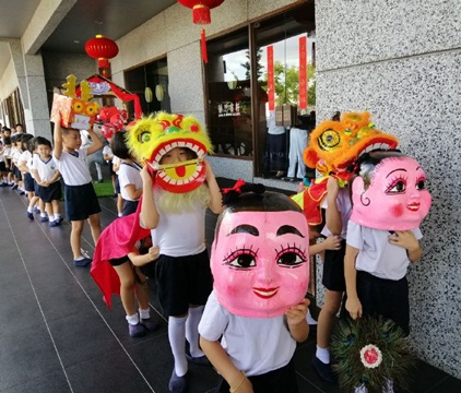 幼兒園的孩子們帶著舞龍舞獅到靜思堂去給志工們拜年。【攝影者 : 黃家宜】