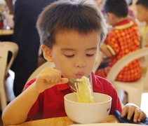 熱騰騰的素食火鍋，孩子吃得津津有味。【攝影者 : 鄺奕謙】