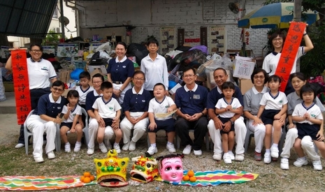 髙淵慈濟幼兒園到環保站拜年送愛，感恩師姑師伯的付出。【攝影者 : 莊智文】