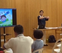 手語老師認真教學，學生認真學習。【攝影者 : 鄺奕謙】