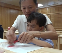 媽媽與孩子一同製作日本和諧彩繪畫，場面溫馨。【攝影者 : 黃翊晴】