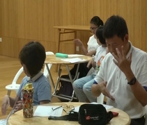 父女倆認真的練習手語，記住每一個正確的手勢。【攝影者 : 鄺奕謙】