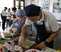 現在唯一的爸爸代表吳思孝原本就愛下廚，他更把握機會跟女兒一起度過美好的親子時光。【攝影：尤靜蓓（慮忱）】