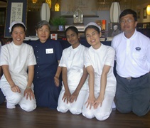 2002年日得拉洗腎中心啟用後，劉寶鑾定時載醫療團隊到檳城參加人文培訓，為吉打的醫療志業打下穩固基礎，肅立專業典範。