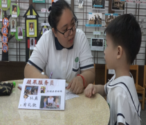 一年一度的蔬果護照活動開跑，登陸蔬果星球前，慈濟幼兒園學生會通過面試，進入「蔬果工廠」工作，完成行前準備。【攝影：黃翊晴】