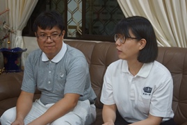 安寧療護護理師陈思寰(右，左為人醫會陳萬雙醫生)與家屬分享「四道人生」。【攝影：周昌俊】