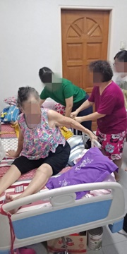 媳婦張雅蘭女士長期照顧阿嫲，以耐心，細心對待阿嫲病痛期間的所有心理與生理狀態。【攝影：蘇鶄仲】