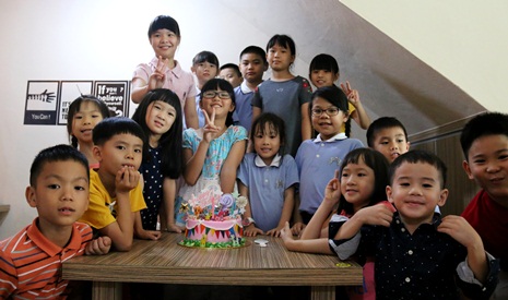 小壽星吳依恩9歲的生日會，除了可以跟好朋友相聚玩樂，也帶動大家一起吃素。【攝影：尤靜蓓（慮忱）】