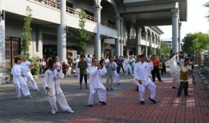 馬來西亞吉打慈濟洗腎中心的護理師、腎友及家屬在太極老師的帶領下學習打太極，做運動。【攝影：尤靜蓓（慮忱）】