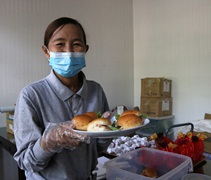 結束早晨的太極拳後，是志工也是腎友的陳南鸞師姊為大家送上自制的素漢堡，藉此讓更多人素食的美好。【攝影：尤靜蓓（慮忱）】