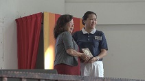 志工發給校方結緣品，由郭綉雁（左）代表接領。【攝影者：余秀娟】