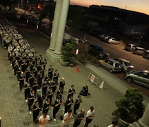旭日東昇，超過三百位志工與民眾在佛號聲中三步一拜。【攝影：王素月（明淯）】