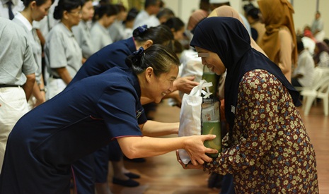 志工以最恭敬的心送上物資，祝福大家可以安心開心度過開齋節。【攝影：李俊進】