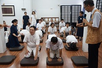 學員們在學佛行儀課時，用心向志工們學習。【攝影：陳祖清】