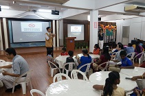 慈濟志工與出席者交流及提醒他他們在活動時將手機靜聲。【攝影者：鄭一宇】