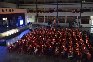 全場約400人點燃心燈，祈求平安吉祥滿人間，天下無災無難。【攝影：余國椋】