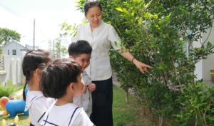洪毓瑋老師鼓勵小朋友除了愛護動物，也要用心呵護大自然的一花一草一木。【攝影者：尤靜蓓（慮忱）】