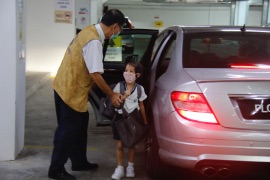 大愛爸爸把孩子從車上帶到入口處。【攝影者：謝明潔】