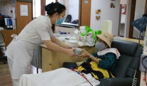 馬來西亞實施行動管制期間，吉打慈濟洗腎中心為腎友及家屬提供素食便當，鼓勵人人加入蔬醒行列。【攝影者：尤靜蓓（慮忱）】