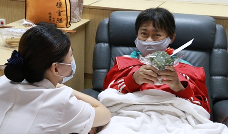 年輕護理師王斯潁把「花椰菜花束」送個腎友林月明，也鼓勵她回家向媽媽道感恩。【攝影者：尤靜蓓（慮忱）】