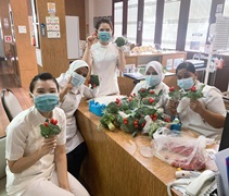 吉打洗腎中心B組的護理師同心協力完成了超過80朵的「花椰菜花束」要送個腎友們，祝福他們雙親節快樂。【攝影者：王素月（明淯）】