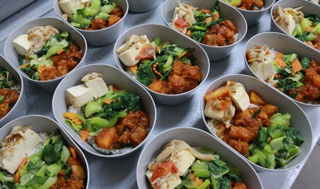 馬來西亞吉打慈濟志工，持續用心推廣素食，從四月份開始為腎友及家屬提供素食便當，鼓勵大家齋戒護生。【攝影者：尤靜蓓（慮忱）】