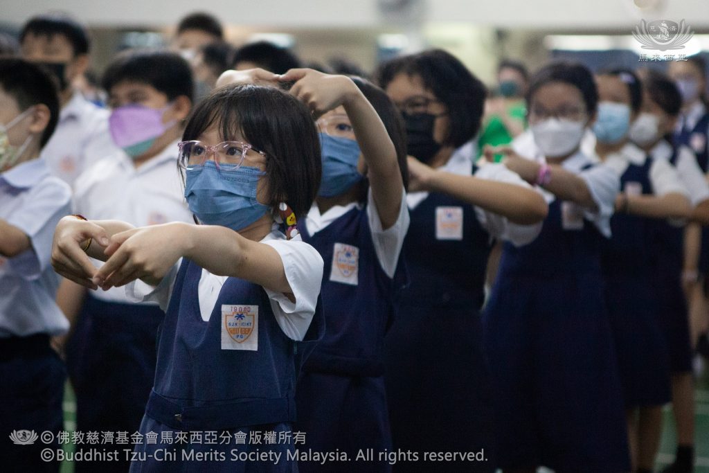 卿田小學的孩子們在慈濟志工的引領下以呈現手語的方式將心中的感恩與愛傳遞給予老師。（攝影者：周濟帆）