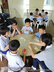 孩子們在玩《閃靈快手》