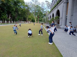 有机会奔跑是大孩子小孩子都喜爱的。加入了游戏规则同样玩得很快乐。（摄影者：邓淑贤）