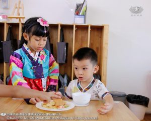 孩子们用心招待弟弟妹妹。 （摄影者：邝奕谦）