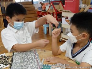 盘翰仁哥哥很用心地协助弟弟妹妹们。