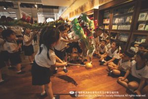 峇六拜慈济幼儿园小朋友到槟城静思书轩舞龙舞狮拜年。【摄影者：藍锦菲】