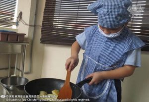 小孩做料理，同樣架勢十足！