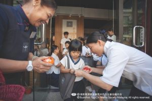 静思书轩同仁跟小朋友们拜年。【摄影者：藍锦菲】