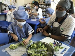 【蔬果护照】孩子们准备食材。