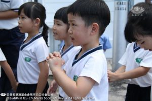 孩子一起高唱新年歌，并献上祝福语。 （摄影者：黄翊晴）