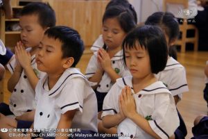 闭上眼睛，双手合十，孩子们认真的思考自己的坏习惯及忏悔。 （摄影者：邝奕谦）