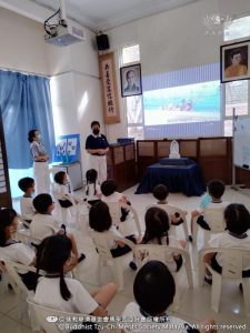 悠桦师姑跟小朋友们分享真实的故事《右手的祝福》。