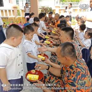 六岁班孩子送上饮料和水果。