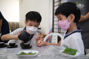 孩子们学习茶壶中的茶冲泡完成，就可倒入茶海，茶海倒出来的茶，可以喝到均衡茶汤浓度，这样就可以平均分到每个人的茶杯。