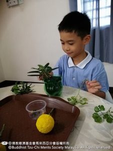 紀宇量在插花過程，內心充滿喜悅，嘴角微微上揚。