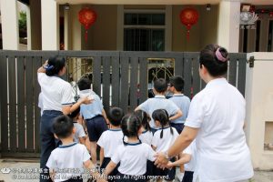 “我们是槟城慈济安亲班与幼儿园的学生，我们来拜年了，请问有人在家吗？” （摄影者：邝奕谦）