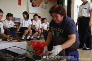 幼儿园邀请肾友家属刘师姑前来教导如何制作「糕加必」。