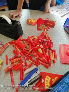 迎接華人農曆新年，高淵慈濟安親班學生，利用回收紅包封，製作新春吊飾。