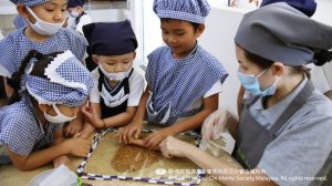 峇六拜慈济幼儿园小朋友制作净斯饼干送爱。【摄影者：陈瑞文】
